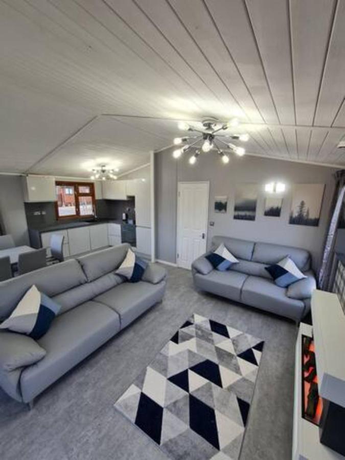 4 Bed Luxury Lodge With Hot Tub Near Lake District Warton Exterior photo