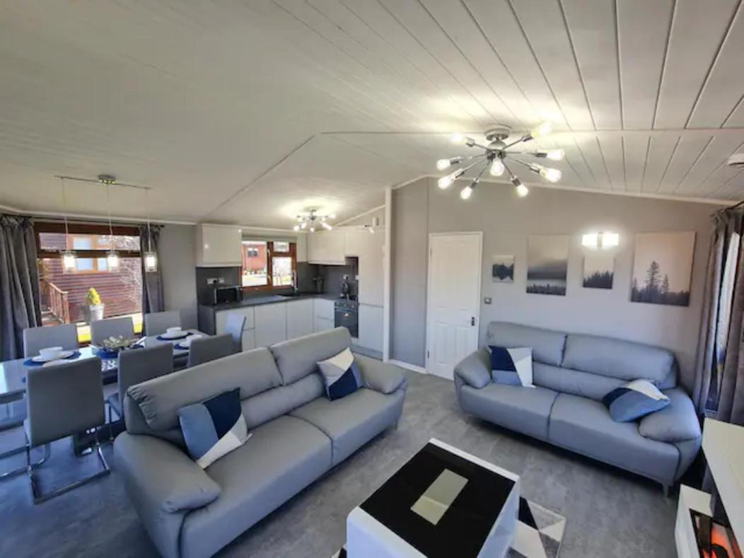 4 Bed Luxury Lodge With Hot Tub Near Lake District Warton Exterior photo