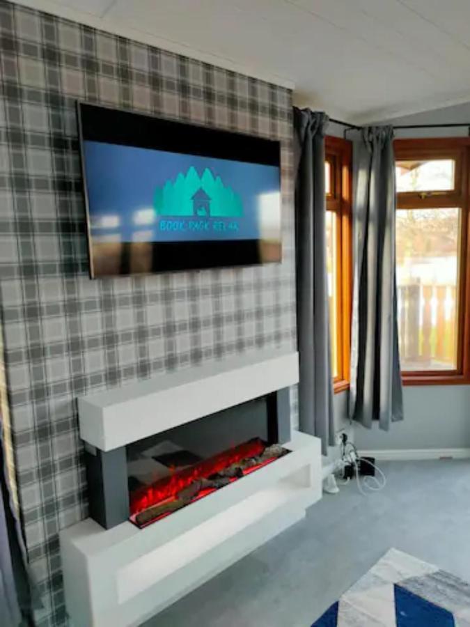 4 Bed Luxury Lodge With Hot Tub Near Lake District Warton Exterior photo