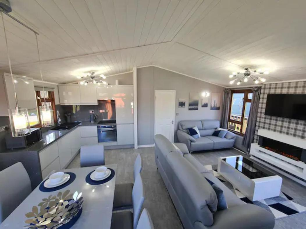 4 Bed Luxury Lodge With Hot Tub Near Lake District Warton Exterior photo