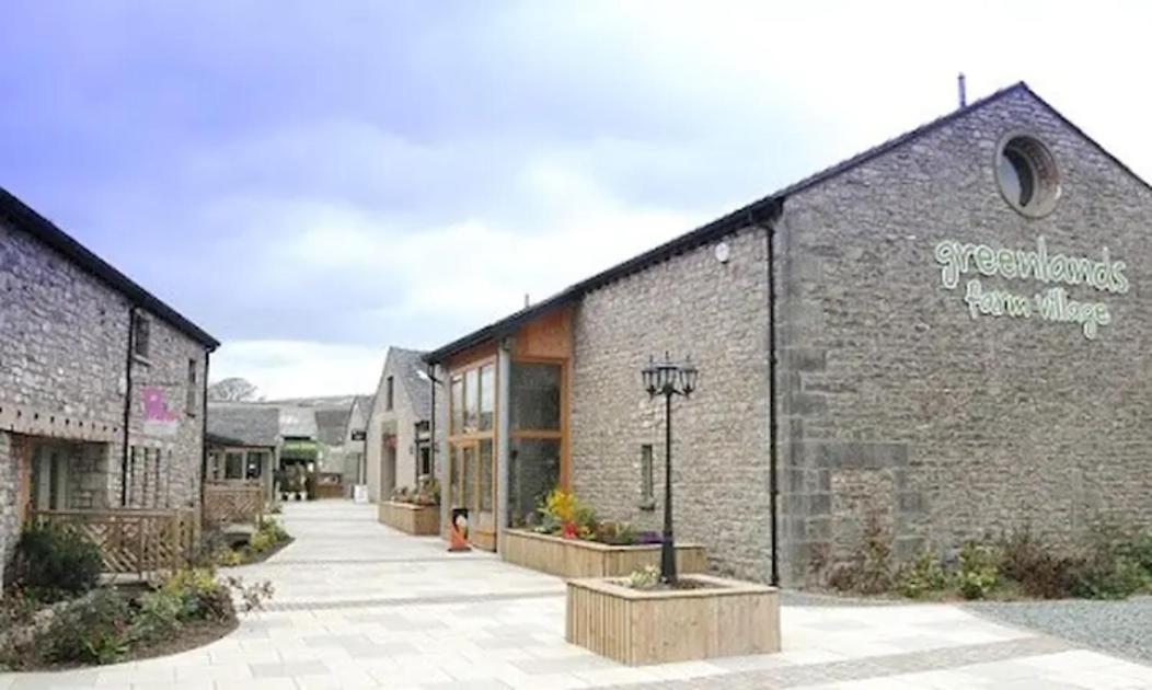 4 Bed Luxury Lodge With Hot Tub Near Lake District Warton Exterior photo