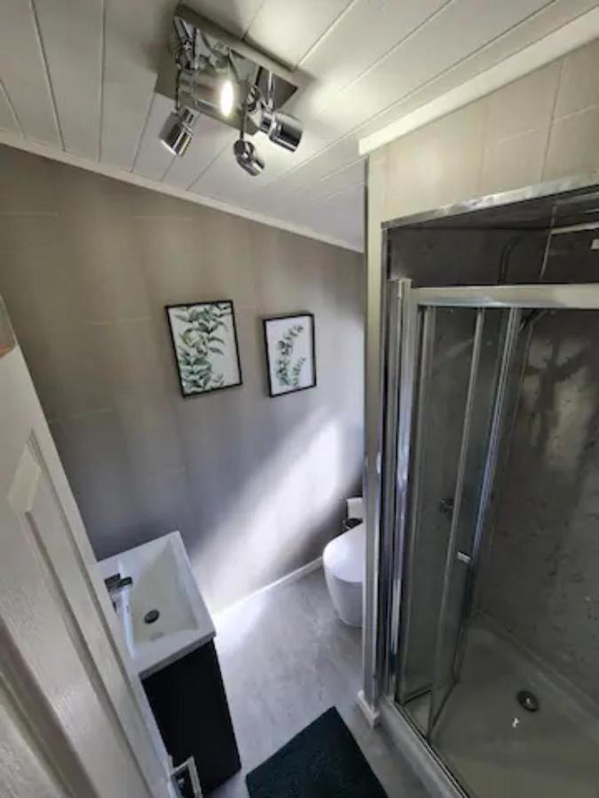 4 Bed Luxury Lodge With Hot Tub Near Lake District Warton Exterior photo