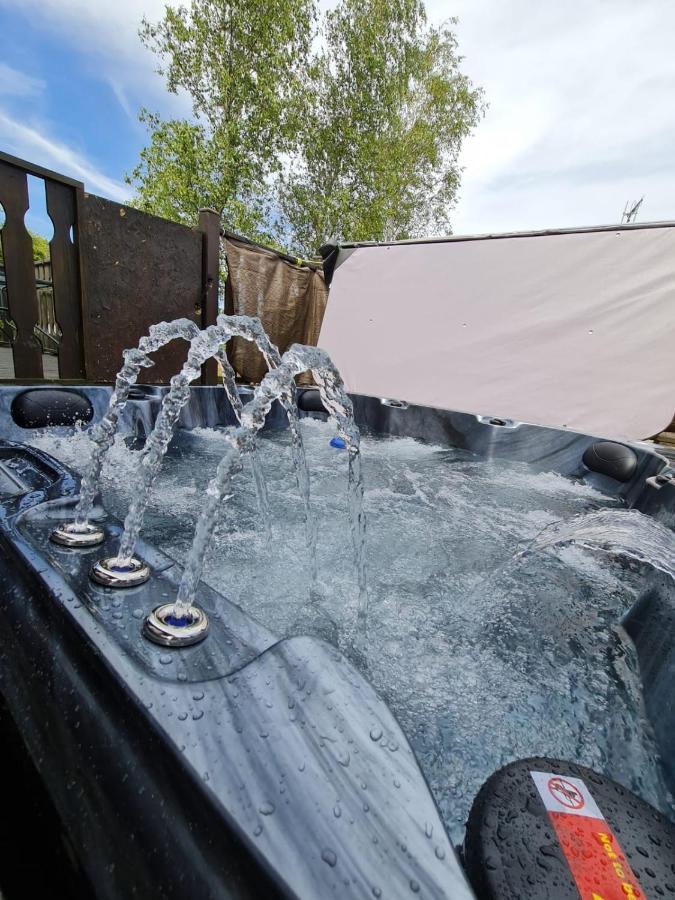 4 Bed Luxury Lodge With Hot Tub Near Lake District Warton Exterior photo