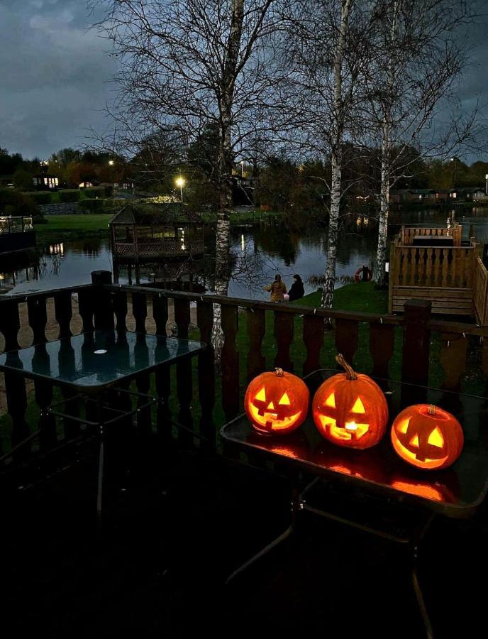 4 Bed Luxury Lodge With Hot Tub Near Lake District Warton Exterior photo