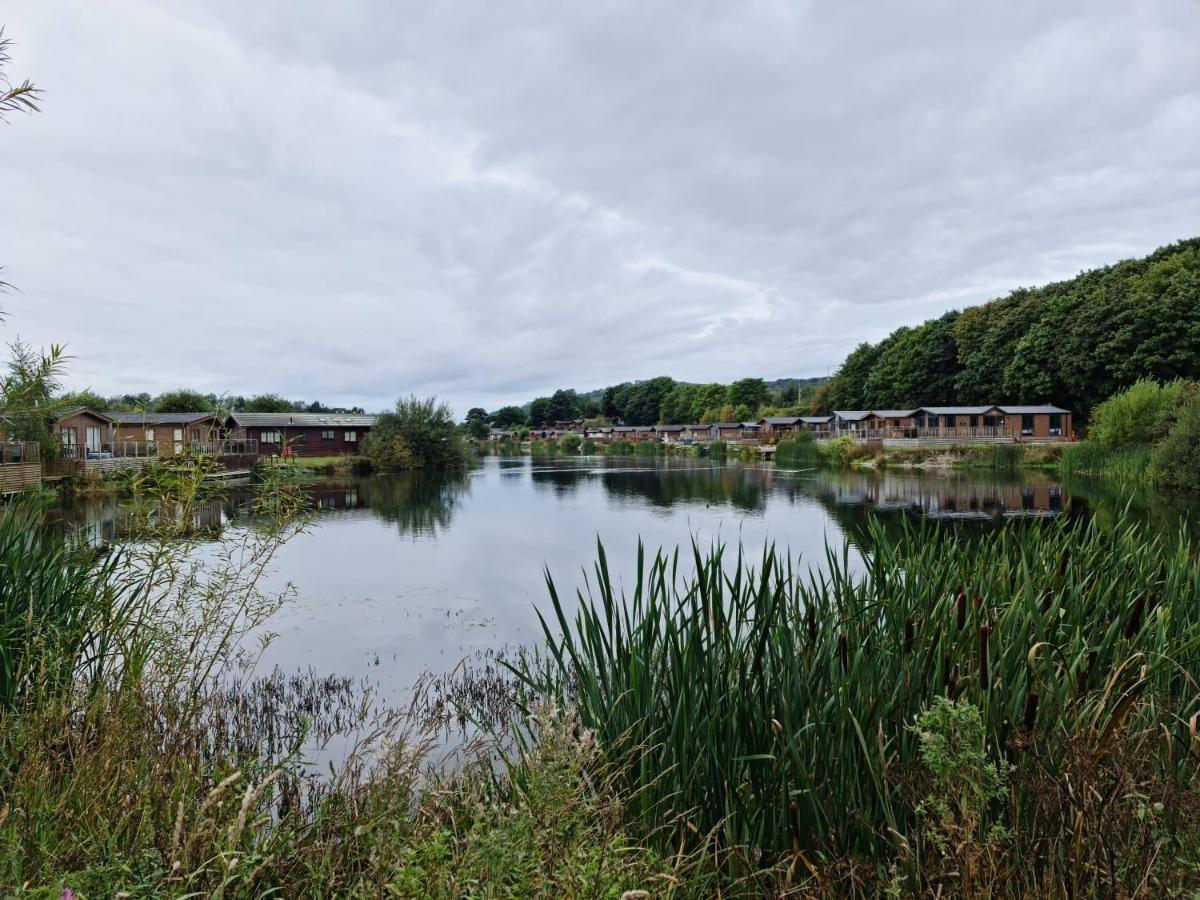4 Bed Luxury Lodge With Hot Tub Near Lake District Warton Exterior photo