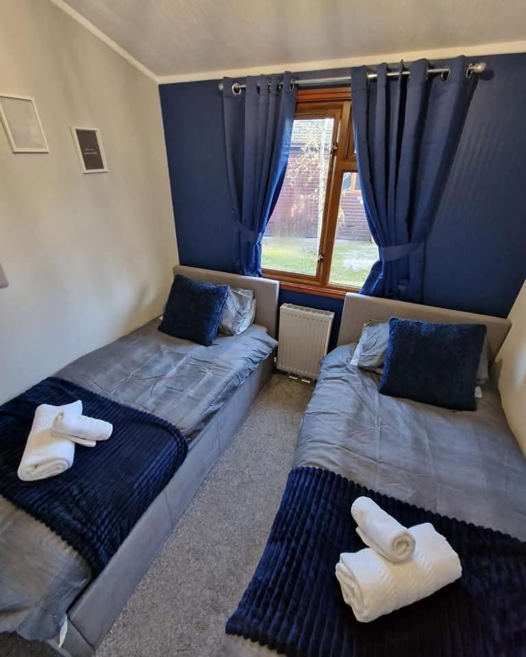 4 Bed Luxury Lodge With Hot Tub Near Lake District Warton Exterior photo