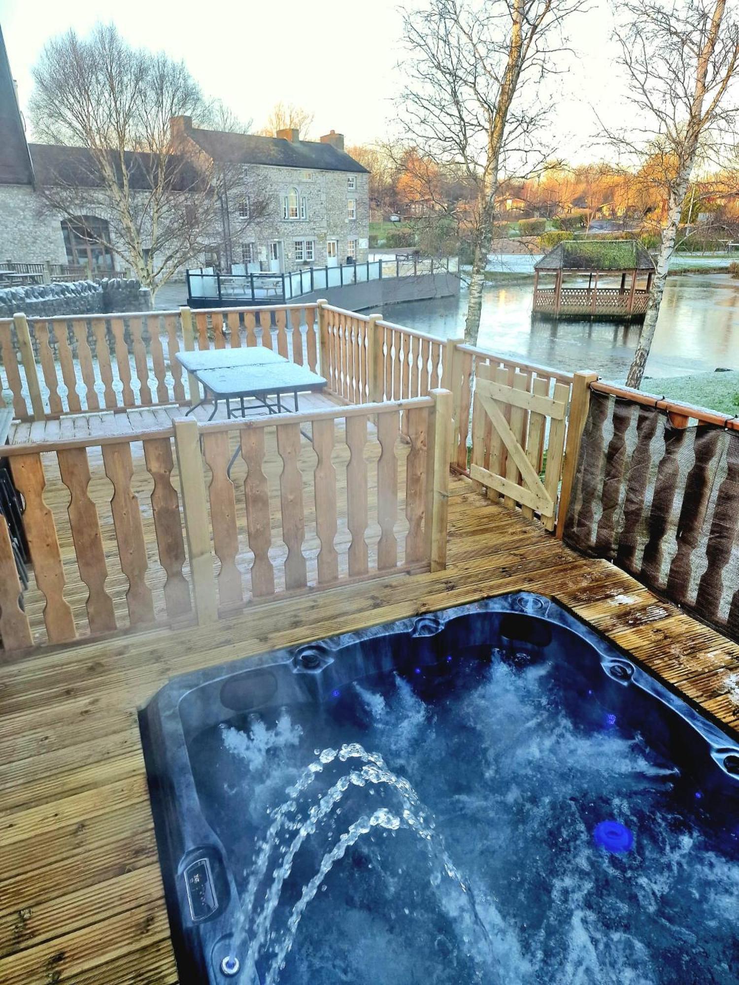 4 Bed Luxury Lodge With Hot Tub Near Lake District Warton Exterior photo